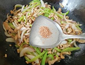 放原味鲜翻炒均匀。