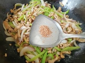 放原味鲜翻炒均匀。