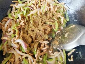 最后撒入孜然粉翻炒均匀出锅。