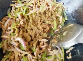 最后撒入孜然粉翻炒均匀出锅。
