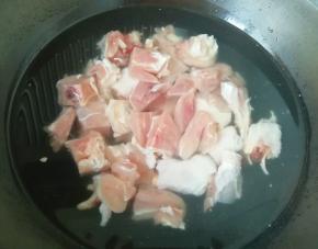 琵琶腿剁成块，凉水入锅焯一下水。