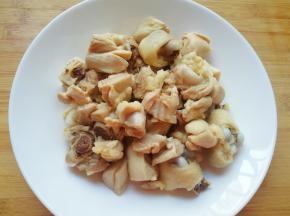 焯过水的鸡腿肉冲洗干净备用。