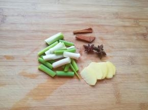 大葱洗干净切成段，准备好生姜片、八角和桂皮。
