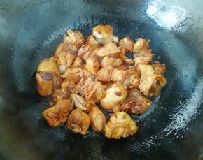 加入老抽炒出香味。