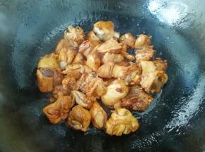加入老抽炒出香味。