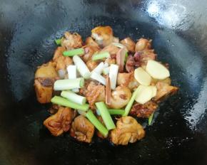 下入葱、姜、八角和桂皮炒香。