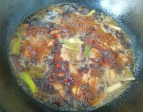 加入一大碗开水烧开，转小火炖半个小时，中间搅动几次。