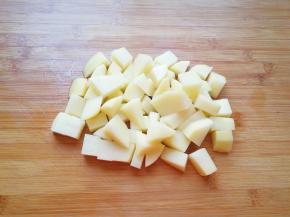 土豆洗干净去皮切成小块，用凉水泡上备用。