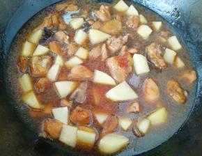 加入一小碗开水，放原味鲜调味，烧开以后将土豆炖熟即可出锅，大概5-6分钟就可以啦！