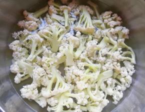 有机菜花切成小朵，用淡盐水泡15分钟左右，清洗干净。