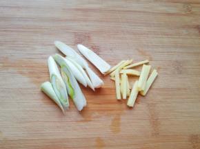葱姜切成丝。