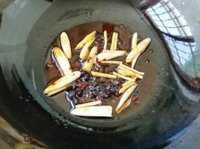 下入葱姜炒香。