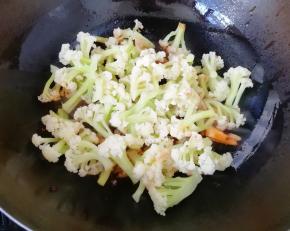 下入有机菜花翻炒均匀。