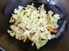 下入有机菜花翻炒均匀。