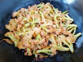 放盐调味。
