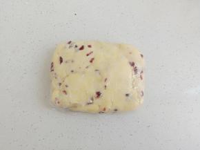 拌好的面团用保鲜膜包起来，放冰箱冷藏松弛30分钟