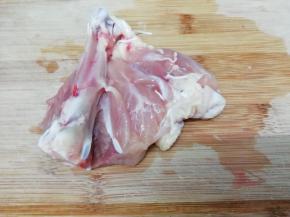 鸡腿洗干净，用刀将里面的骨头剔出