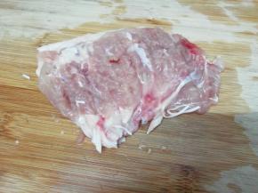然后再把鸡腿肉一侧，用刀稍微的剁几下