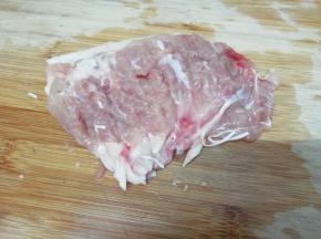 然后再把鸡腿肉一侧，用刀稍微的剁几下
