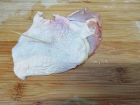 鸡腿皮这面用牙签多扎几下