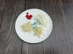 把姜蒜，葱切成粒，小米椒切成段