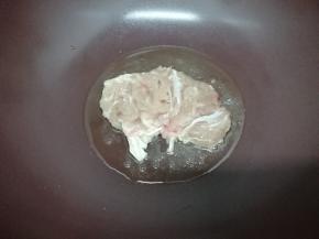 锅里放入适量的油，加热到七成热时，把带鸡腿皮那面朝下去煎