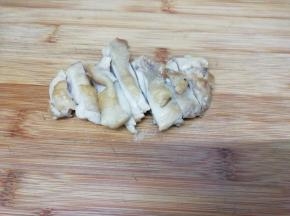 煎熟的鸡腿取出来切成条