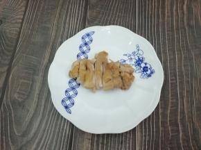 摆在盘子中