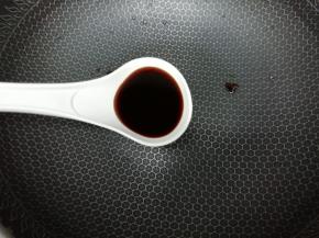 锅里加入适量的生抽，再加入香醋