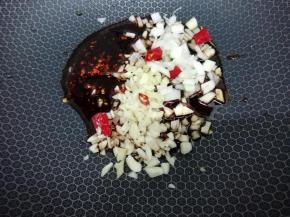 把葱姜蒜，小米椒放入锅中大火烧开煮一分钟左右