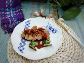 然后把煮好的料汁浇在鸡腿肉上