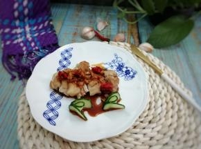 然后把煮好的料汁浇在鸡腿肉上