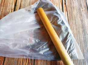 奥利奥饼干碎放保鲜袋用擀面杖敲碎。