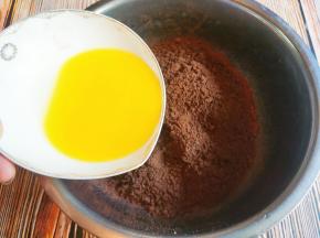 黄油隔水溶化，到入饼干碎拌匀。