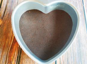 放进模具压实，冰箱冷藏半小时。