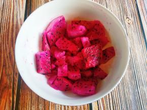 火龙果切丁用榨汁杯打汁。