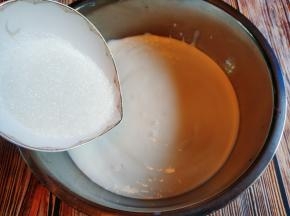 酸奶到入盆里放白糖。
