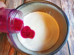 到入打好的火龙果汁。