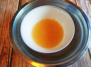 吉利丁片冷水泡软捞出，隔热水溶化。