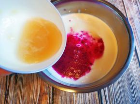 到入调好的酸奶里。