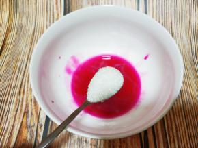 镜面制作:火龙果打碎过滤取汁液，放白糖。