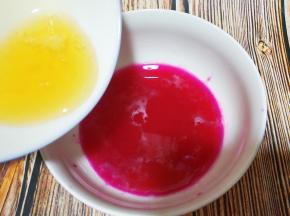 用纯净水调匀，吉利丁片同上面方法溶化，到入调好的火龙果汁液里。