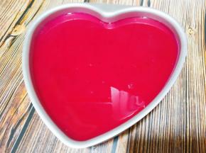 到入凝固好的慕斯上面，放冰箱继续冷藏两小时以上，至表面凝固。