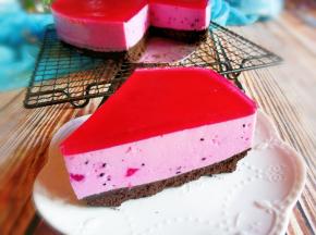 美味的火龙果慕斯做好了，三层三种口感。