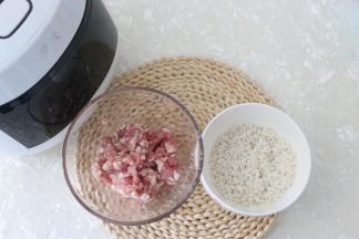 准备食材。糯米提前浸泡4小时。