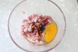 猪肉馅中加入鸡蛋、蚝油、生抽、老抽、盐、鸡粉、十三香。