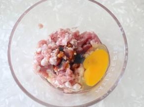 猪肉馅中加入鸡蛋、蚝油、生抽、老抽、盐、鸡粉、十三香。