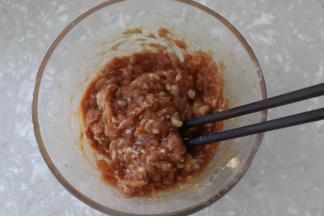 筷子顺着一个方向搅拌上劲。