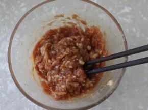 筷子顺着一个方向搅拌上劲。