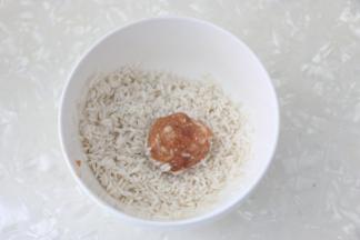 放入糯米碗中，轻轻晃动碗，使肉馅均匀的裹上糯米。